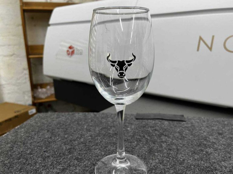 Печать на бокалах: Эффективное средство продвижения бренда в ресторанном бизнесе.