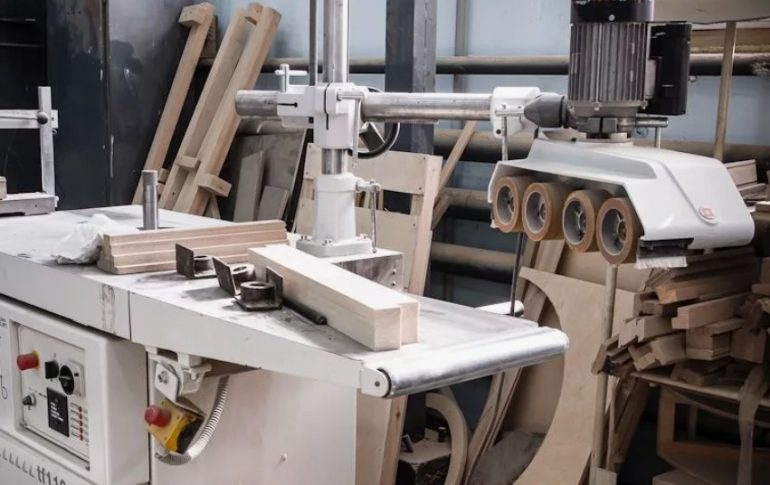 Линия распила и кромкования: мебельное оборудование для точного раскроя ЛДСП