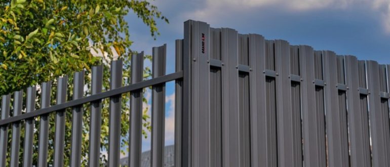 Купить металлический забор: преимущества, виды и советы по выбору