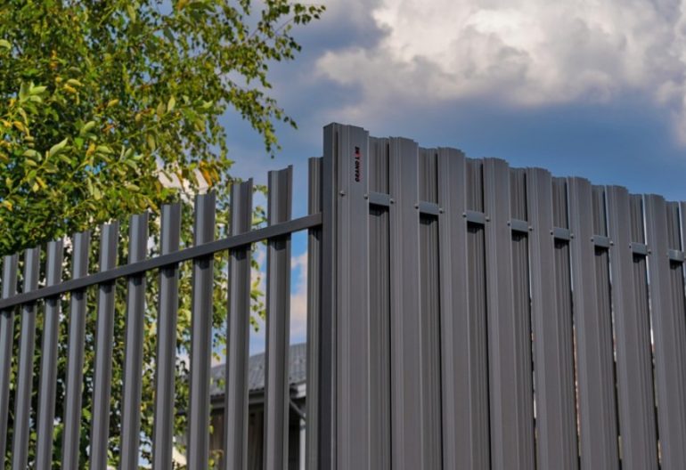 Купить металлический забор: преимущества, виды и советы по выбору
