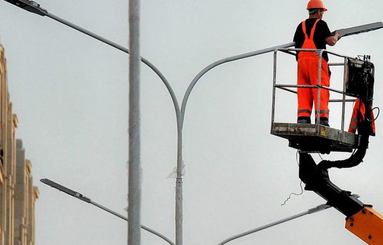 Опоры фонарей вдоль дороги: кто отвечает за их установку и обслуживание